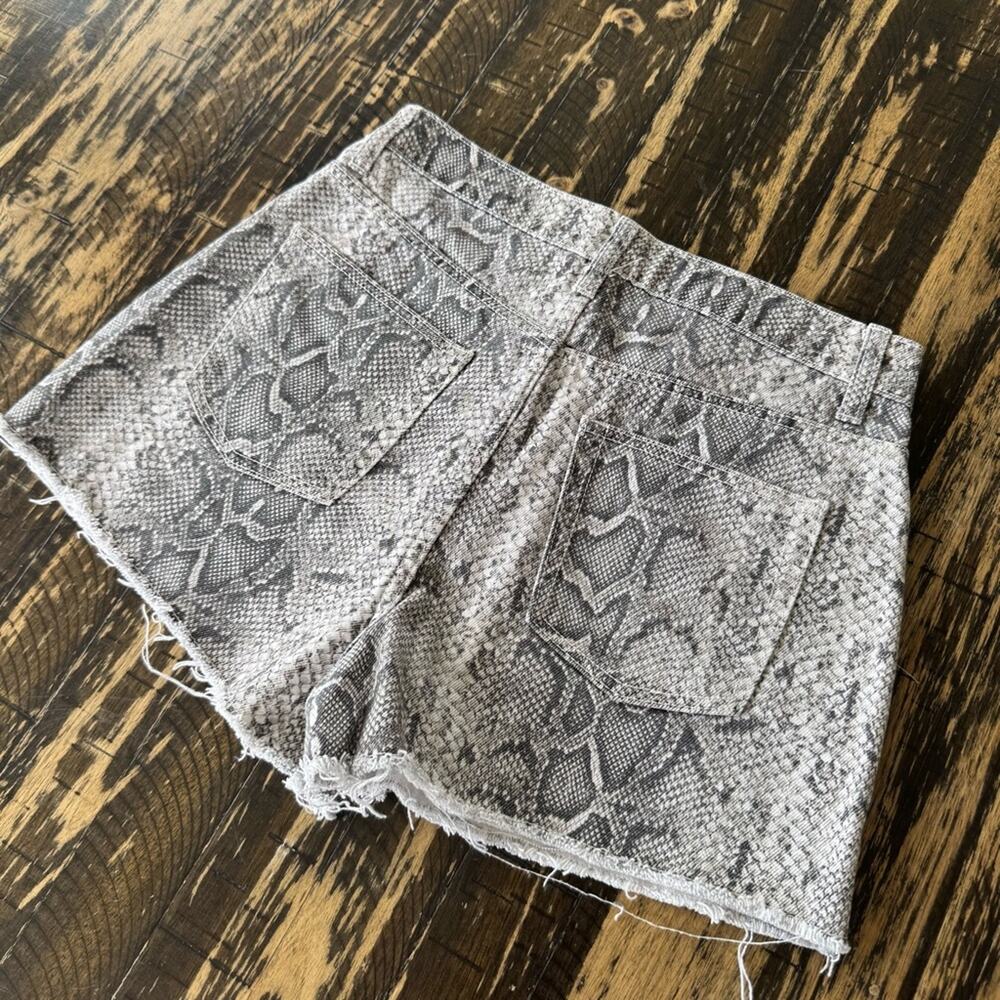 21 - Snake Skin Grey White High Waist Shorts - US 28 - Picture 5 of 13